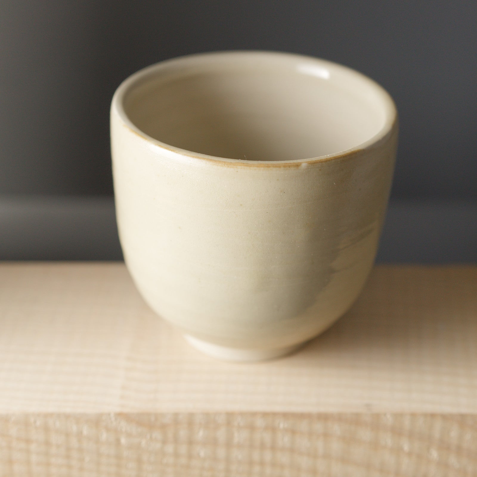 Ručně vyrobený čajový hrnek