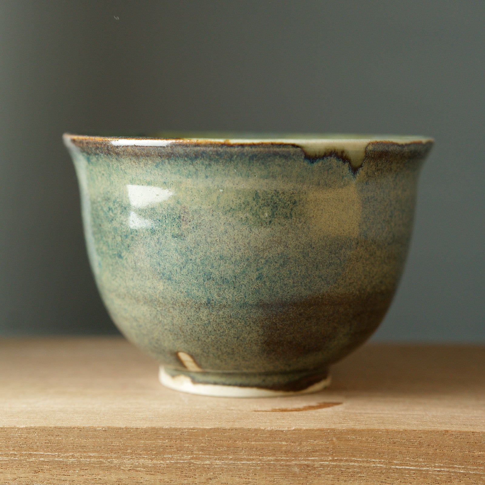 Ručně vyrobený čajový hrnek