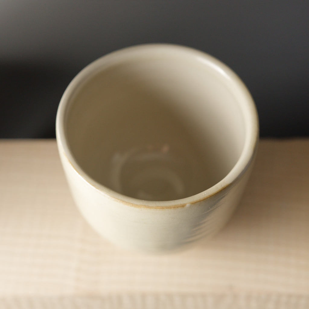 Ručně vyrobený čajový hrnek