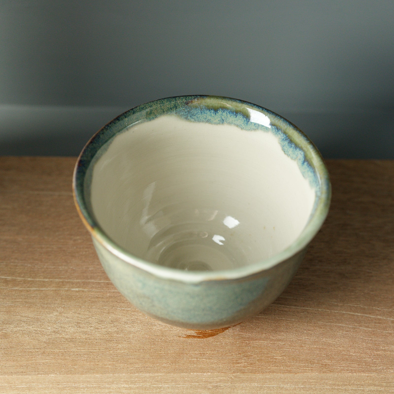 Ručně vyrobený čajový hrnek