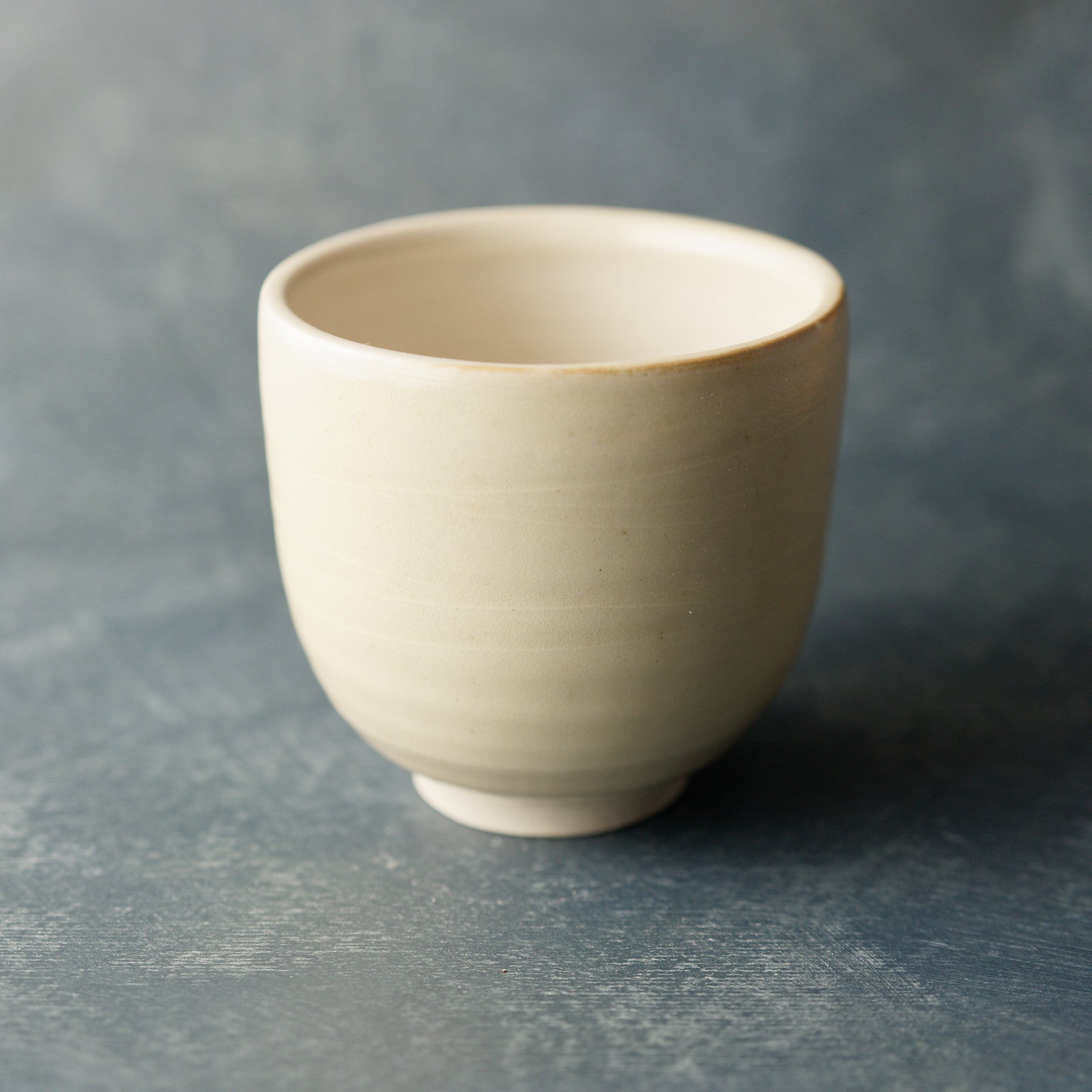 Ručně vyrobený čajový hrnek