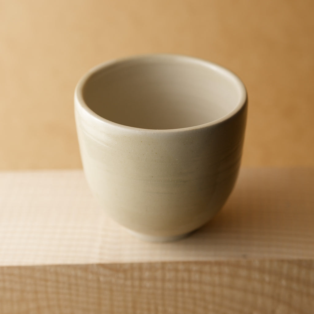 Ručně vyrobený čajový hrnek