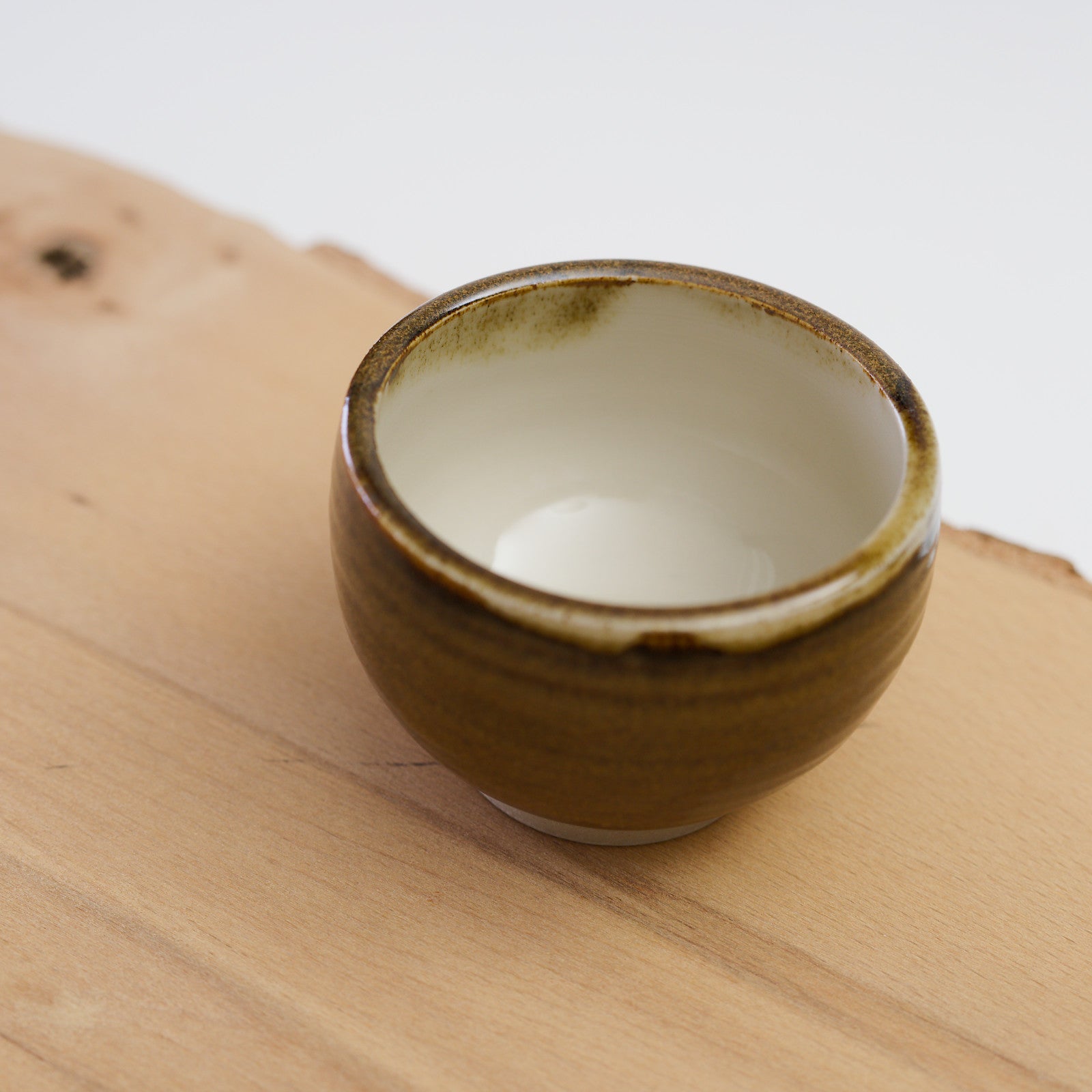 Ručně vyrobená čajová miska