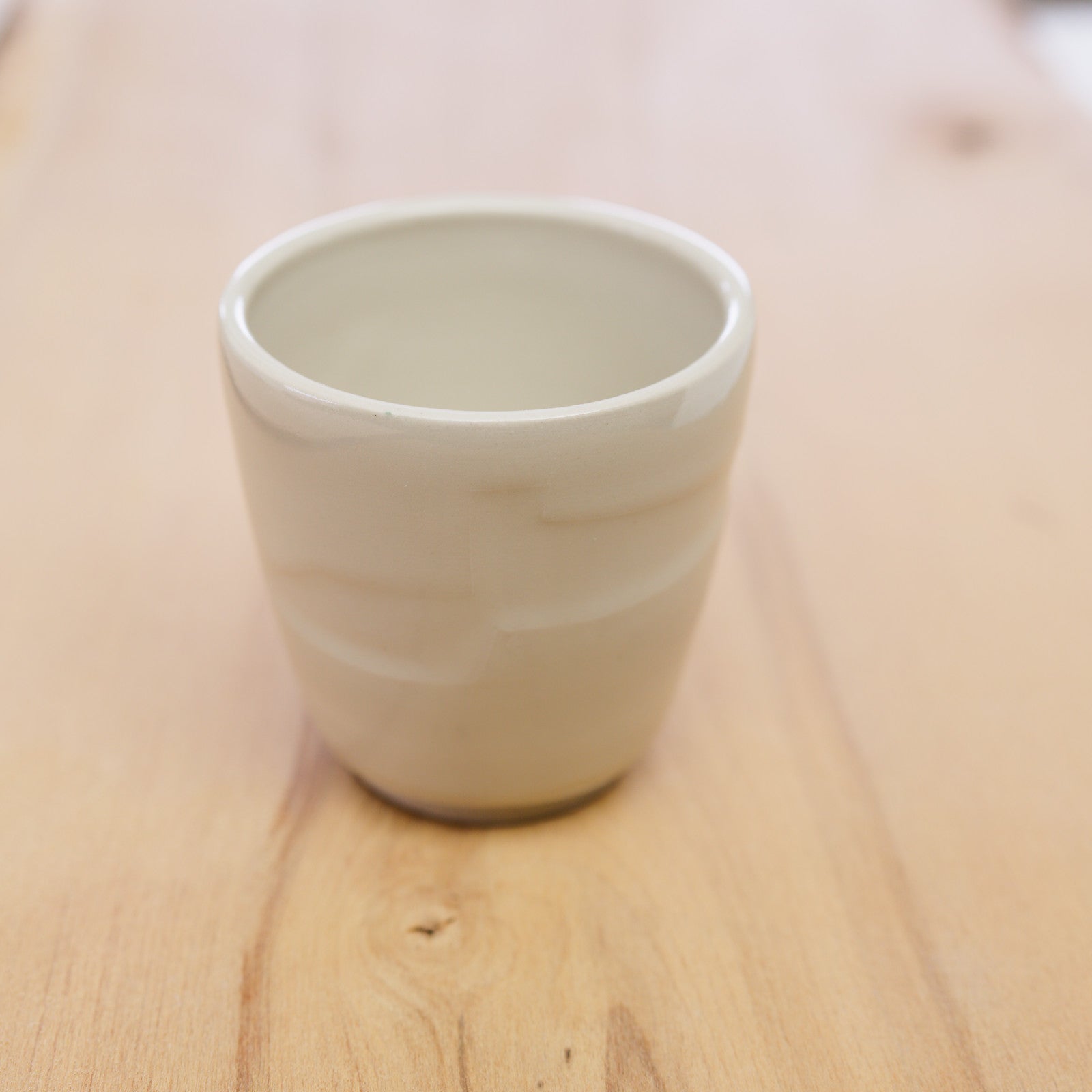 Ručně vyrobený designový hrnek