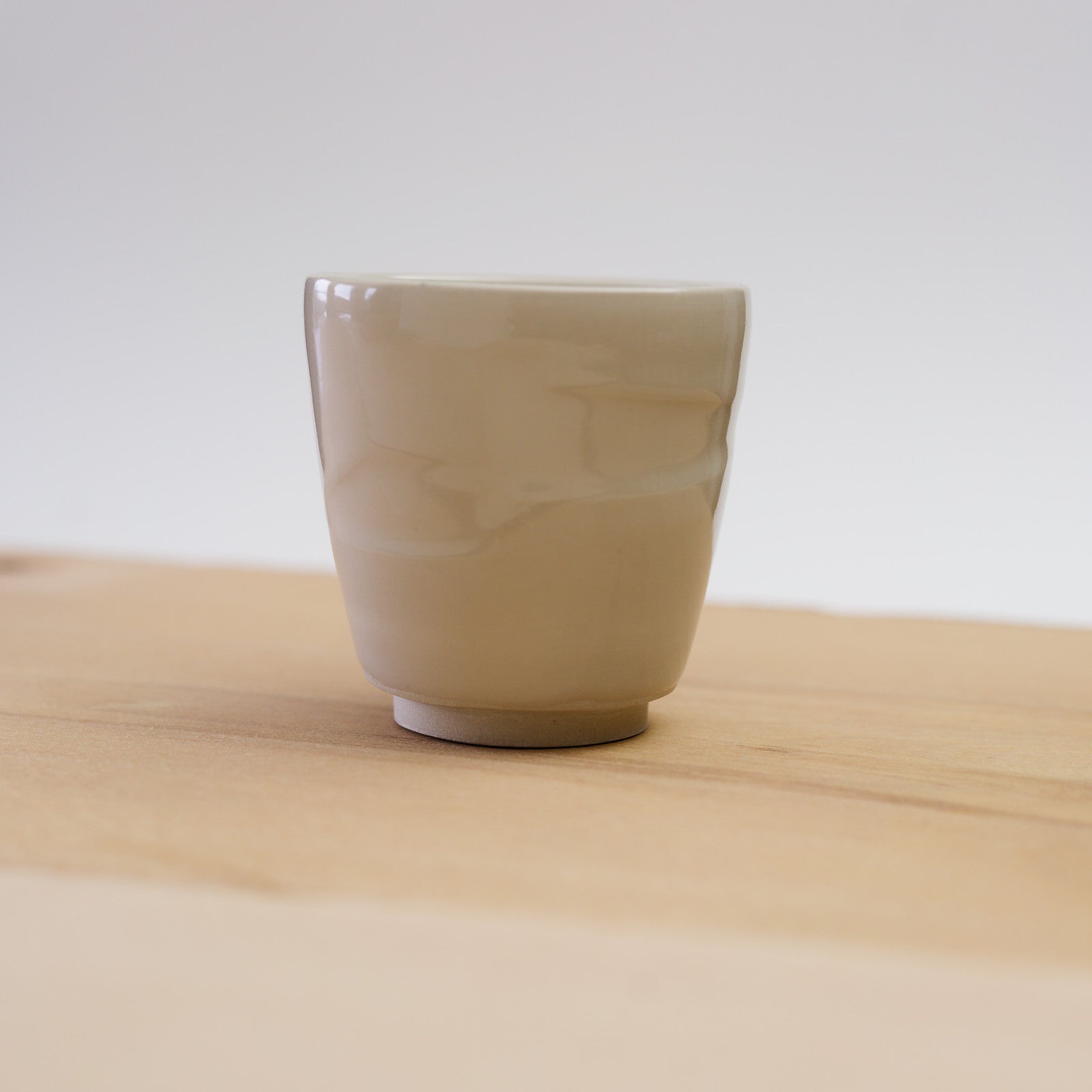 Ručně vyrobený designový hrnek