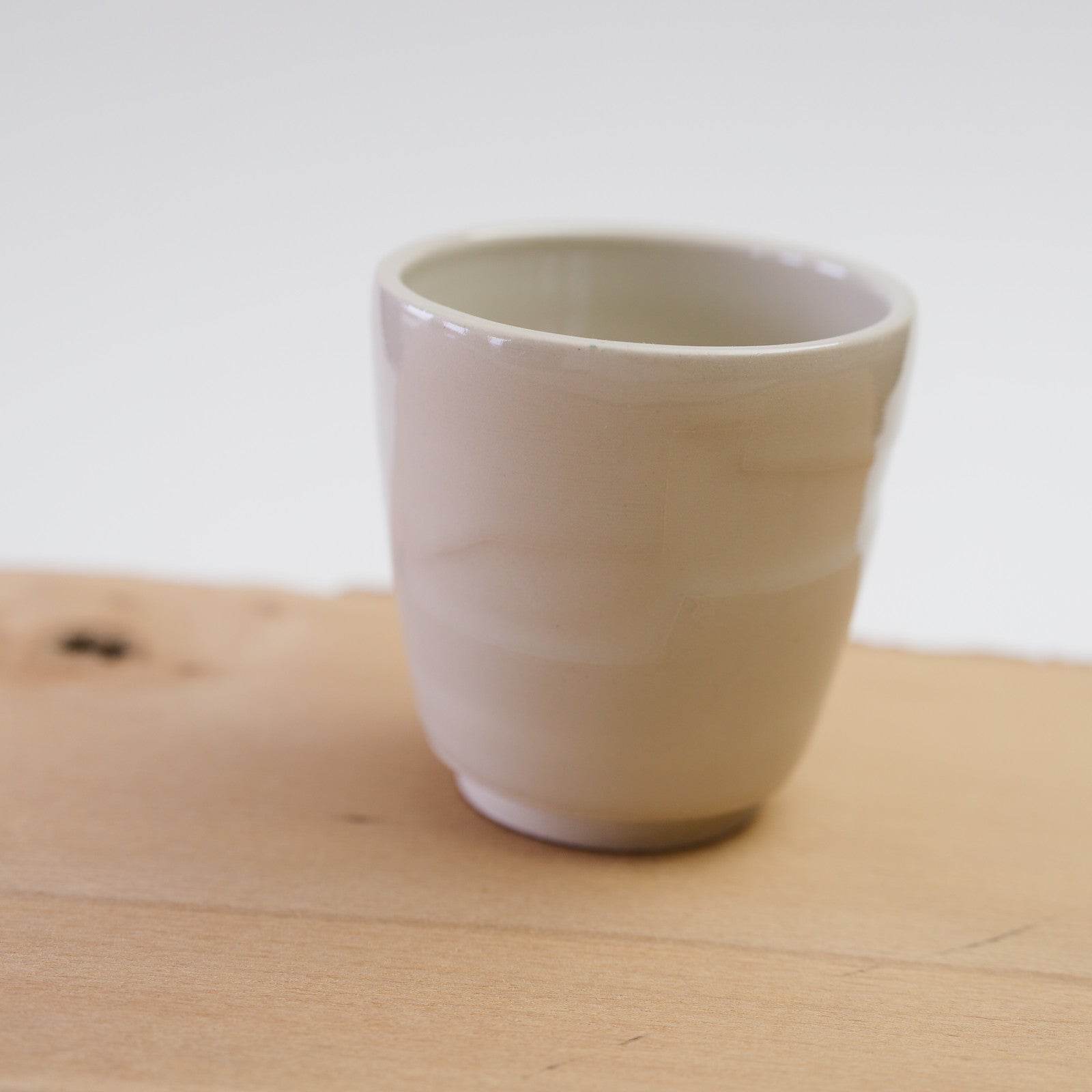 Ručně vyrobený designový hrnek