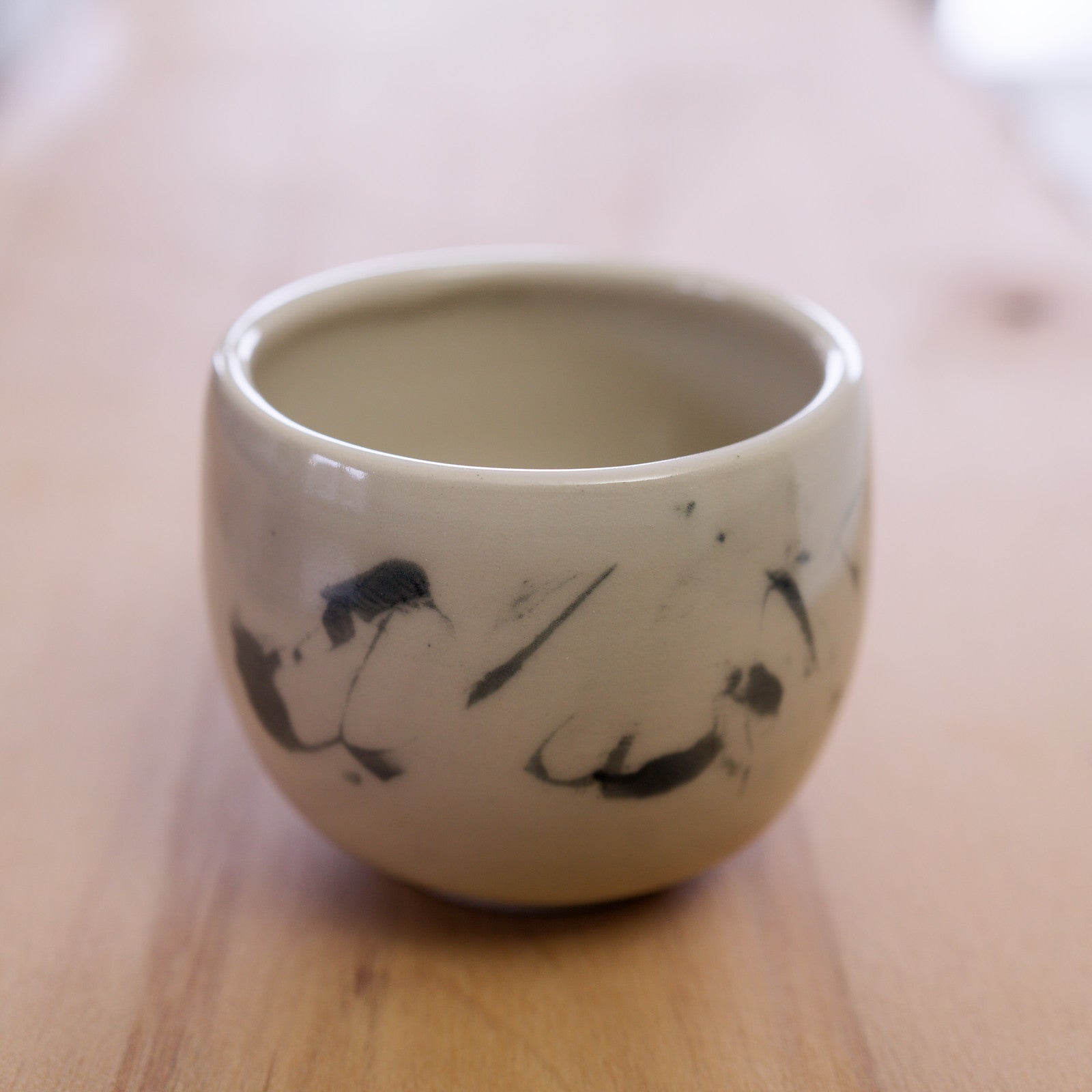 Ručně vyrobený čajový hrnek