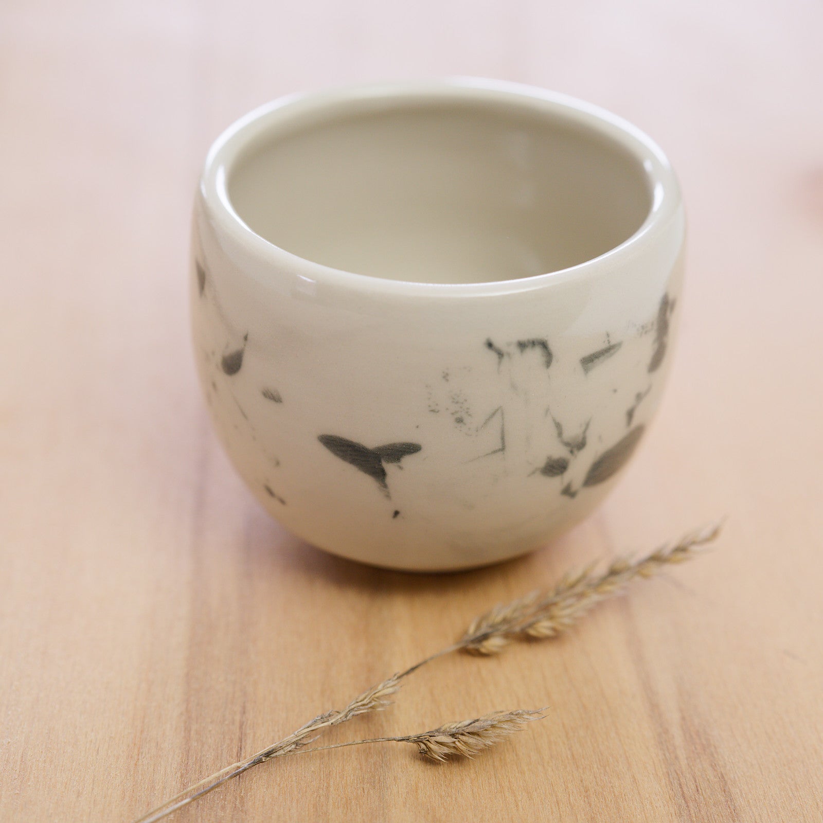 Ručně vyrobený čajový hrnek