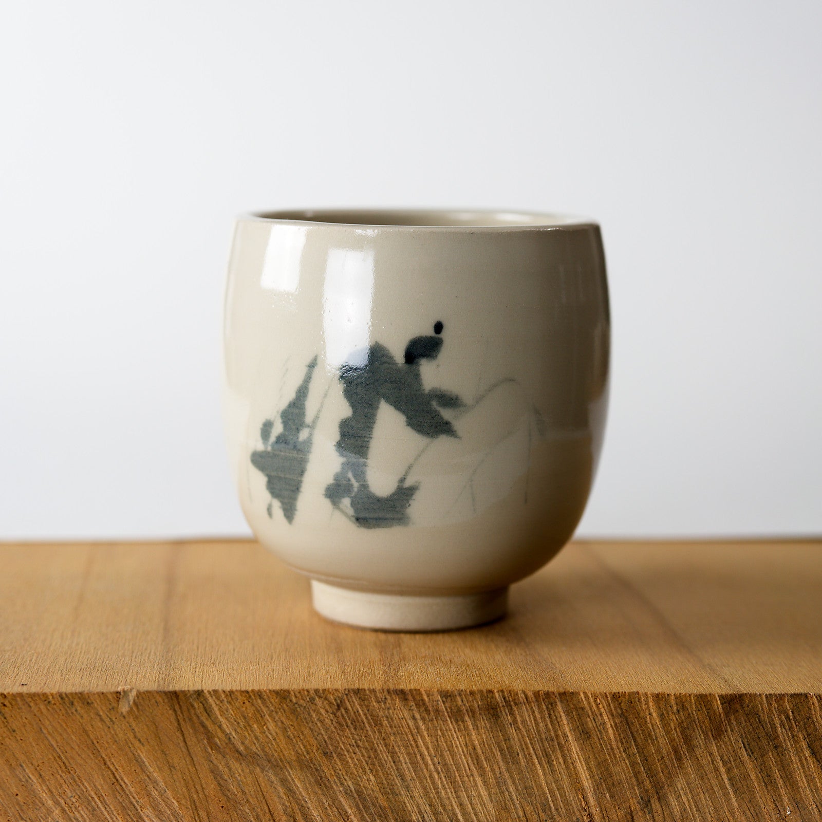 Ručně vyrobený čajový hrnek