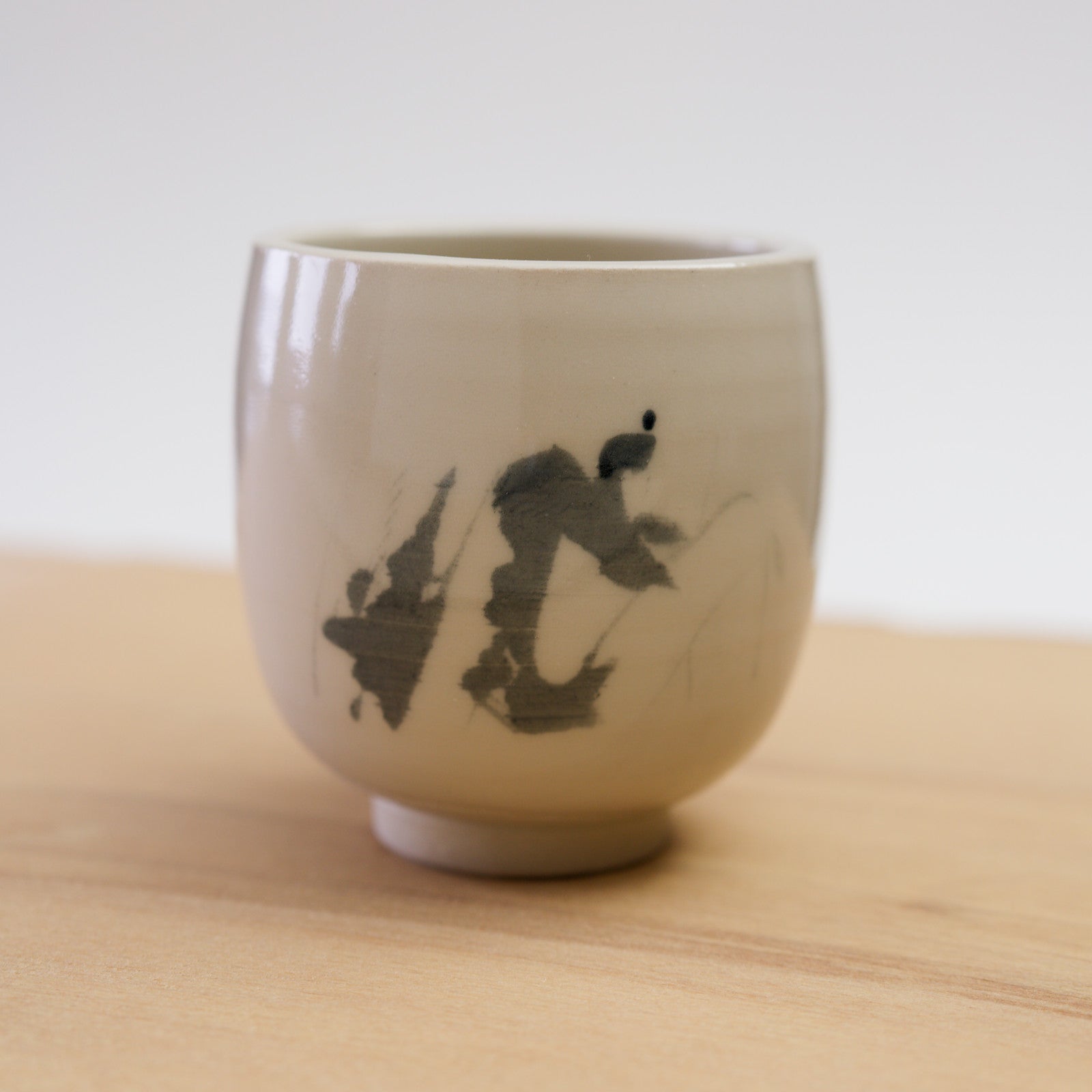 Ručně vyrobený čajový hrnek