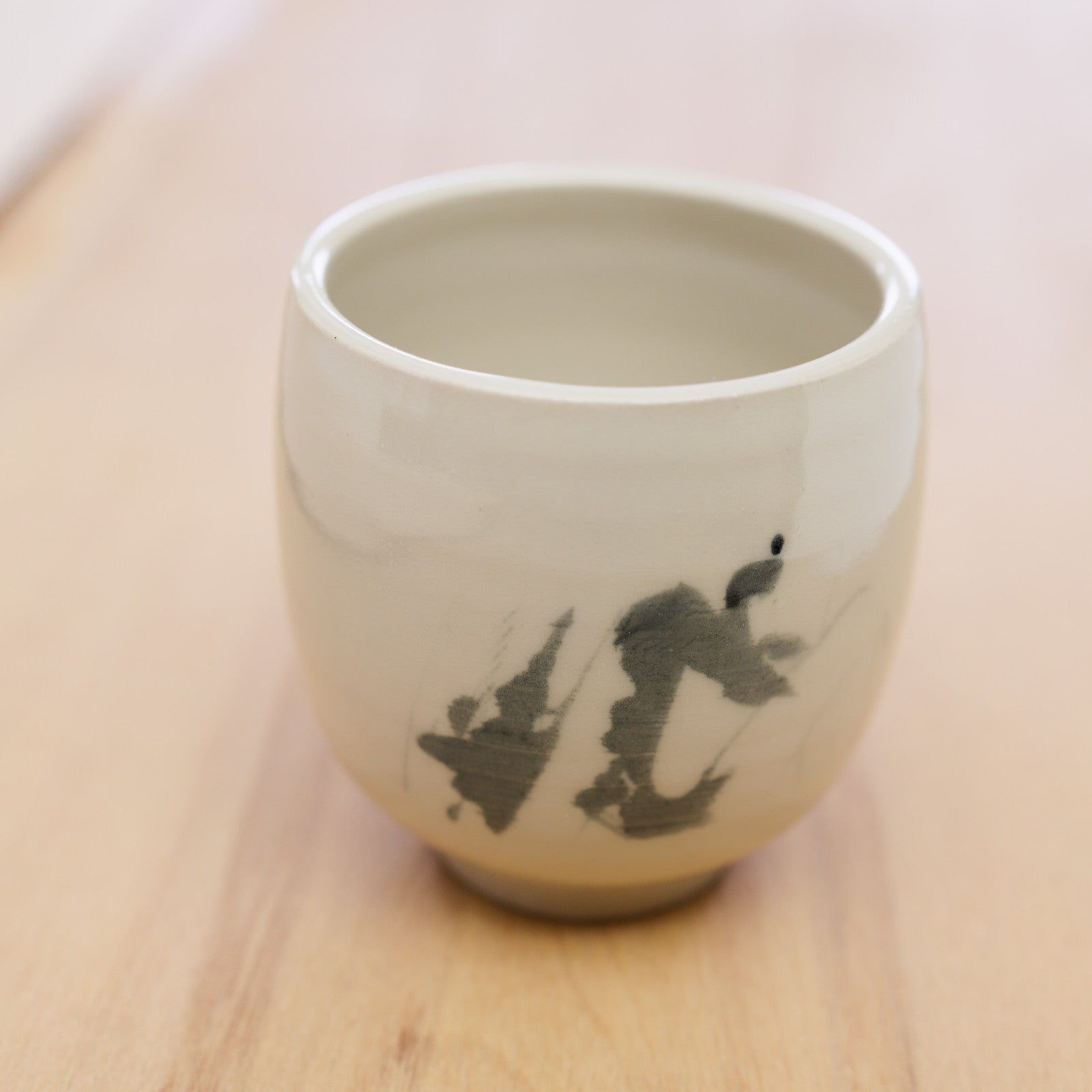 Ručně vyrobený čajový hrnek