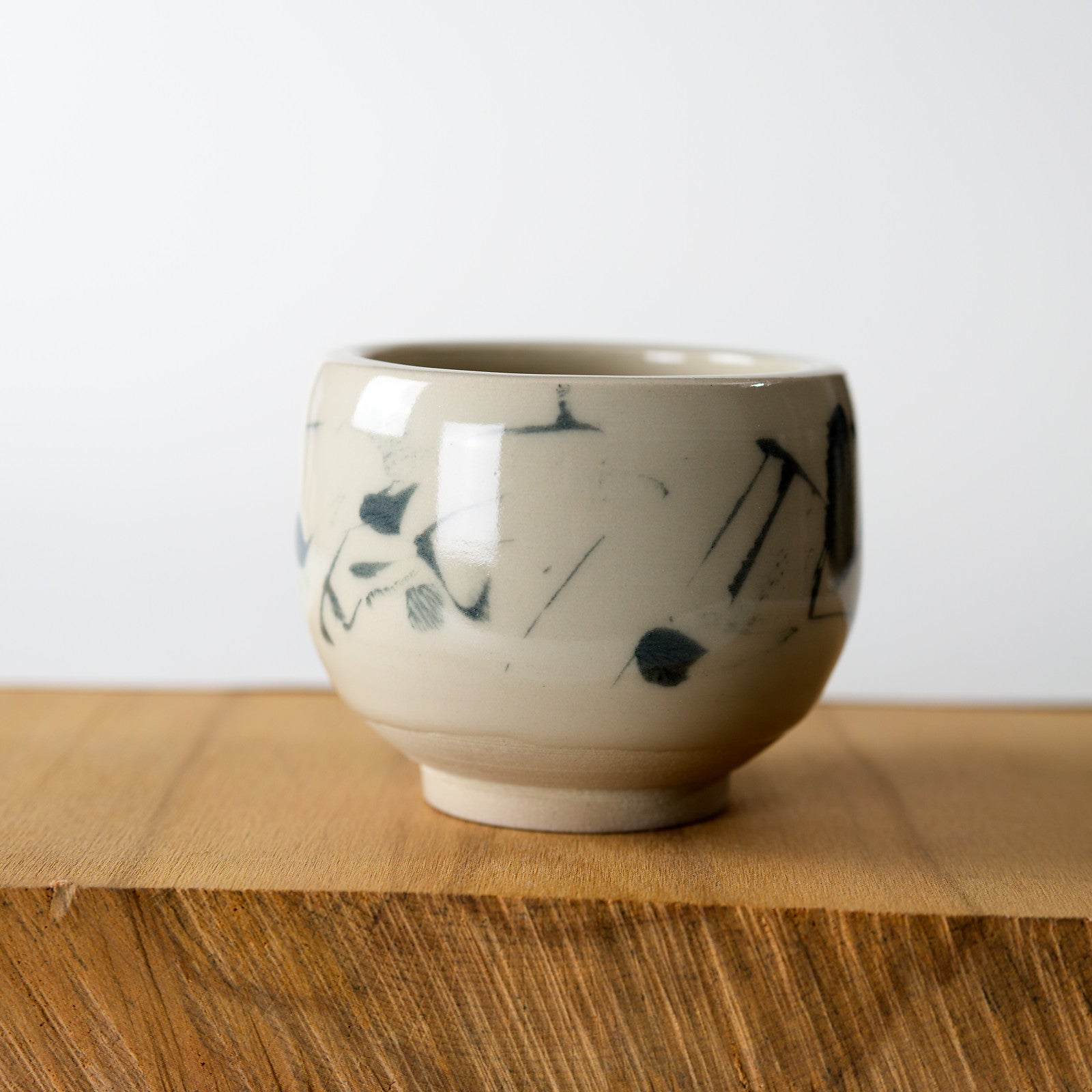 Ručně vyrobený čajový hrnek