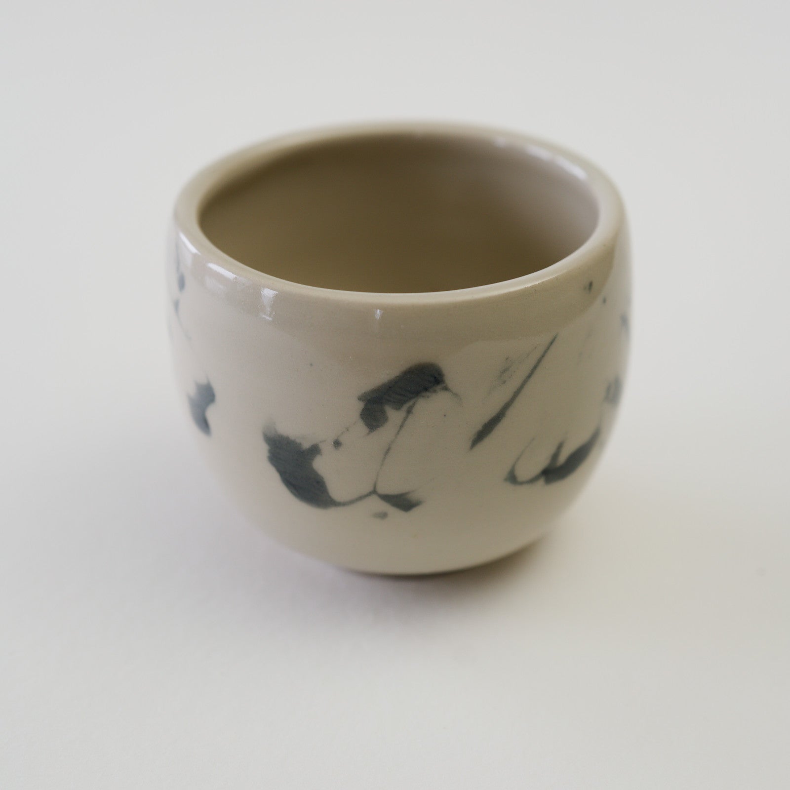 Ručně vyrobený čajový hrnek