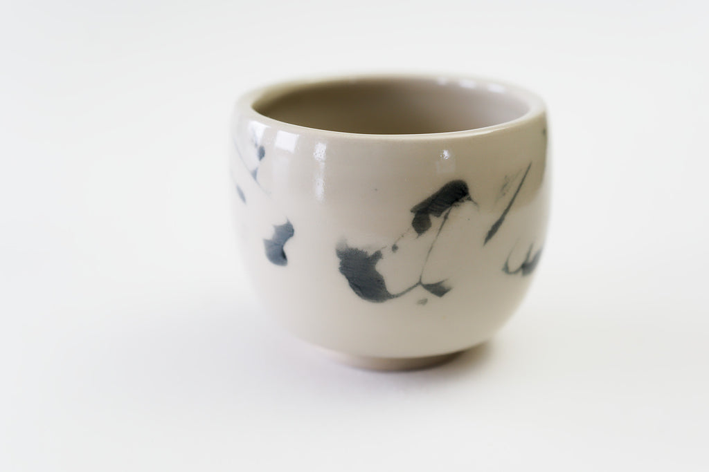 Ručně vyrobený čajový hrnek